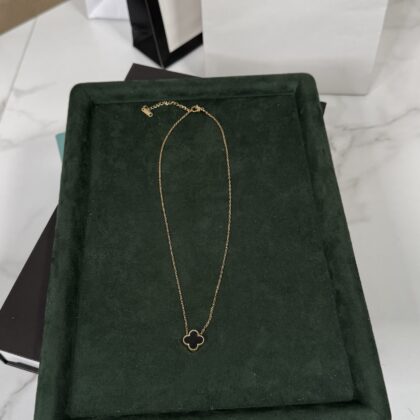 COLLAR TRÉBOL NEGRO